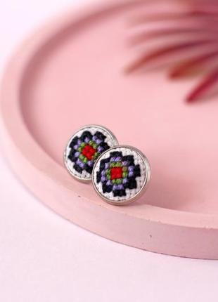 Гвоздики с вышивкой