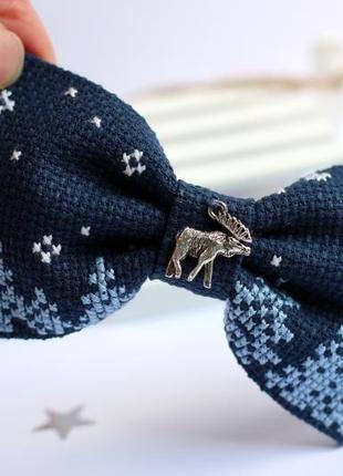 Новогодняя вышитая галстук-бабочка олень10 фото