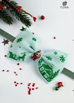 Новогодняя вышитая галстук-бабочка "a long winter trip"