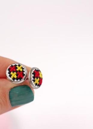 Вышитые серьги / серьги с вышивкой / гвоздики с вышивкой