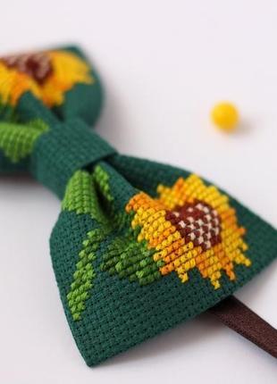 Вишита краватка-метелик із соняшниками2 фото