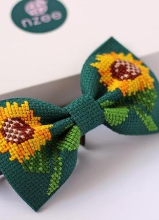 Вышитая галстук-бабочка с подсолнухами4 фото