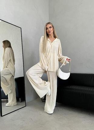 Женский бежевый брючный костюм гофре в пижамном стиле рубашка и широкие брюки оверсайз