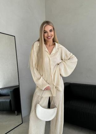 Женский бежевый брючный костюм гофре в пижамном стиле рубашка и широкие брюки оверсайз