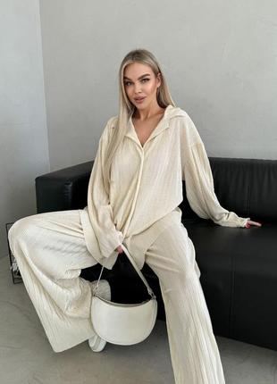 Женский бежевый брючный костюм гофре в пижамном стиле рубашка и широкие брюки оверсайз