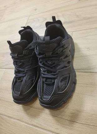 Обьемные стильные черные кроссовки с двойной шнуровкой1 фото