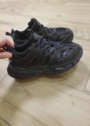 Обьемные стильные черные кроссовки с двойной шнуровкой3 фото