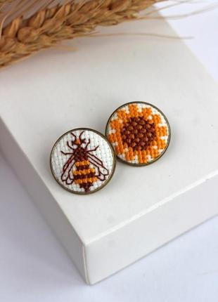 Брошки куточки з вишивкою на комірець сорочки бджілки соняшник