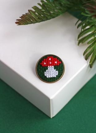 Брошь с вышивкой мухомор