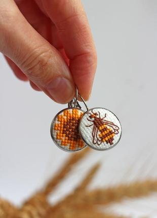 Сережки з вишивкою / вишиті сережки бджілка + соняшник6 фото