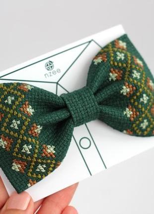 Зелёная галстук бабочка с вышивкой1 фото