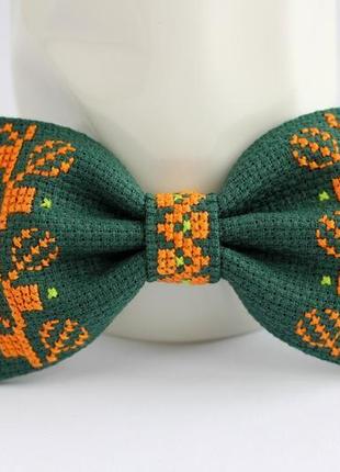 Зелёная галстук бабочка с вышивкой4 фото