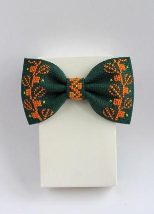 Зелёная галстук бабочка с вышивкой8 фото
