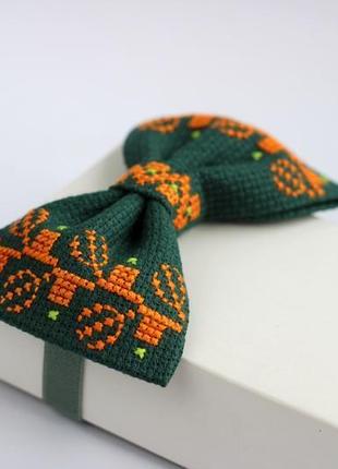 Зелёная галстук бабочка с вышивкой9 фото