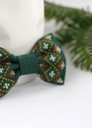 Детская зеленая галстук бабочка с вышивкой5 фото