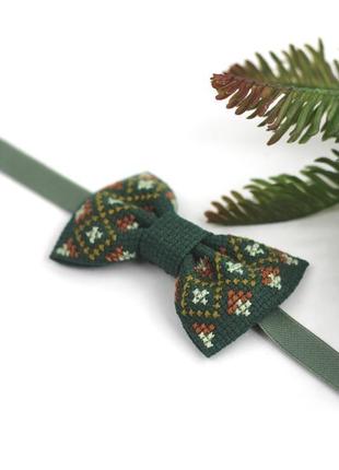 Детская зеленая галстук бабочка с вышивкой4 фото