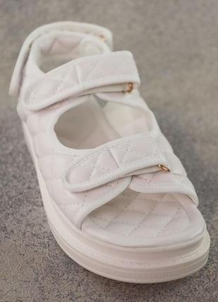 Сандалі жіночі