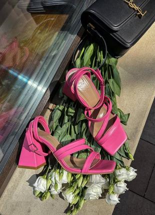 Женские кожаные босоножки на каблуке с квадратным носом розовые, барби