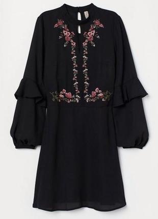 Черное платье с вышивкой (цветы)2 фото