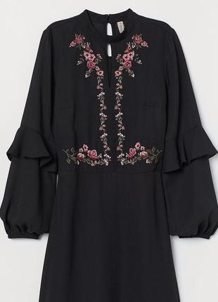 Черное платье с вышивкой (цветы)3 фото