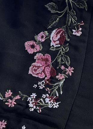 Черное платье с вышивкой (цветы)7 фото