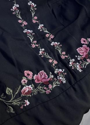 Черное платье с вышивкой (цветы)9 фото