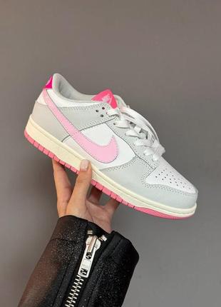 Неймовірні жіночі кросівки nike sb dunk low light grey pink premium сіро-білі з рожевим