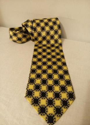 Очень красивый яркий галстук с узором цепи