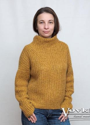 Уютный теплый женский свитер оверсайз с рельефним узором горчичного цвета3 фото