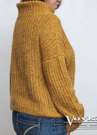 Уютный теплый женский свитер оверсайз с рельефним узором горчичного цвета8 фото