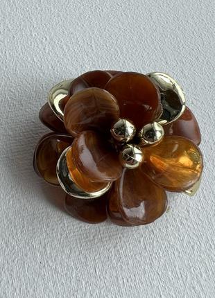 Брошка квітка з золотом 45мм коричнева пластик