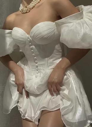 Белое вечернее блестящее французское платье с пышными рукавами3 фото