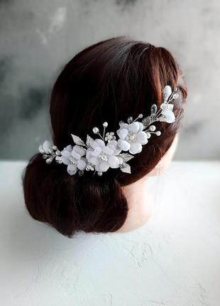 Гілочка в зачіску нареченої з білими квітами6 фото