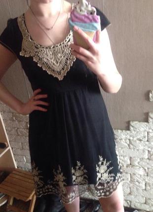 Черное платье с кружевом