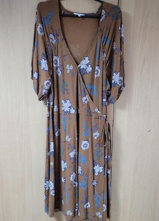 Трикотажное платье на запах.