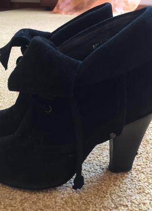 Чёрные ботинки на каблуке3 фото