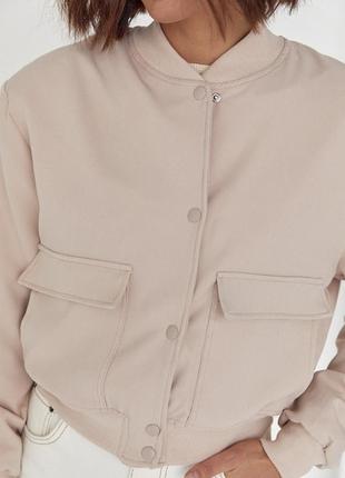 Женская бомбер-куртка с накладными карманами, бежевый цвет, костюмная ткань, l4 фото