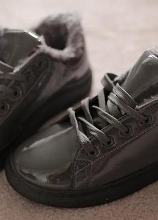 Лаковые серые кроссовки мех