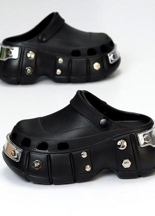 Эффектные ультра модные легкие черные кроксы на платформе металлик декор2 фото