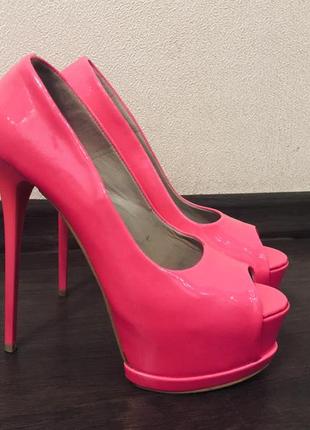 Яркие туфли