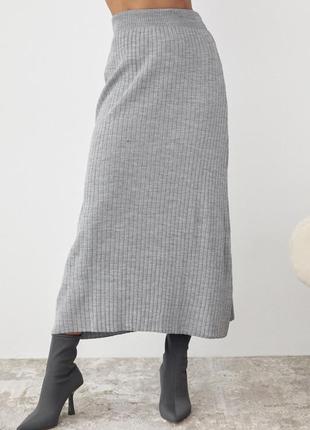 Женская юбка миди в широкий рубчик, цвет: серый
