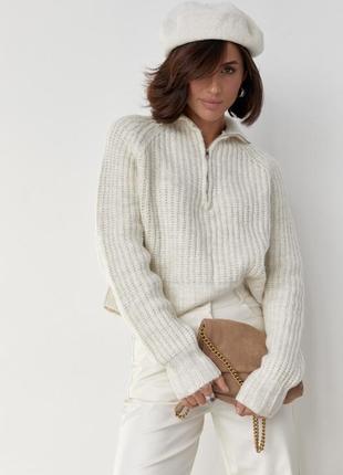 Женский вязаный свитер oversize с воротником на молнии, цвет: молочный