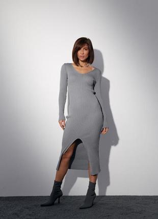Силуэтное платье в рубчик с разрезом спереди, цвет: серый