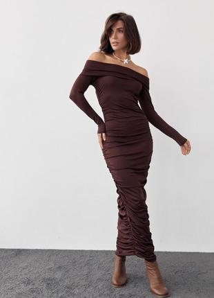 Силуэтное платье с драпировкой и открытыми плечами, цвет: коричневый1 фото