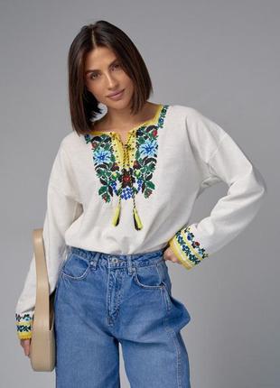 Жіноча вишиванка з квітковим узором і мереживом, бежевого кольору