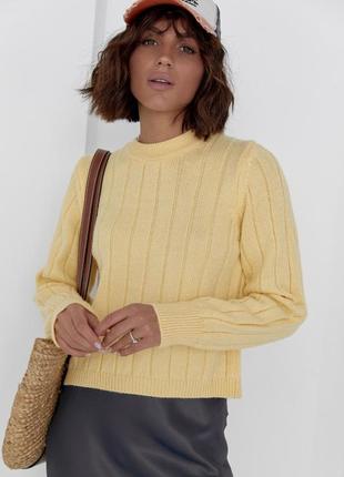Женский вязаный джемпер в широкий рубчик, цвет: желтый