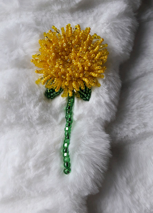 Брошка ,,кульбаба" з бісеру.