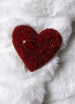 Брошка ,, серце" з бісеру.