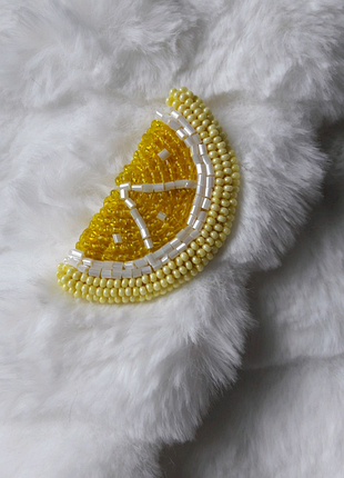 Брошка ,, часточка лимона" з бісеру.