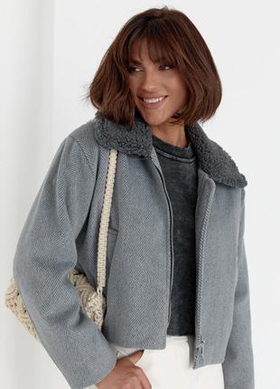 Женское короткое пальто в елочку, серый цвет5 фото